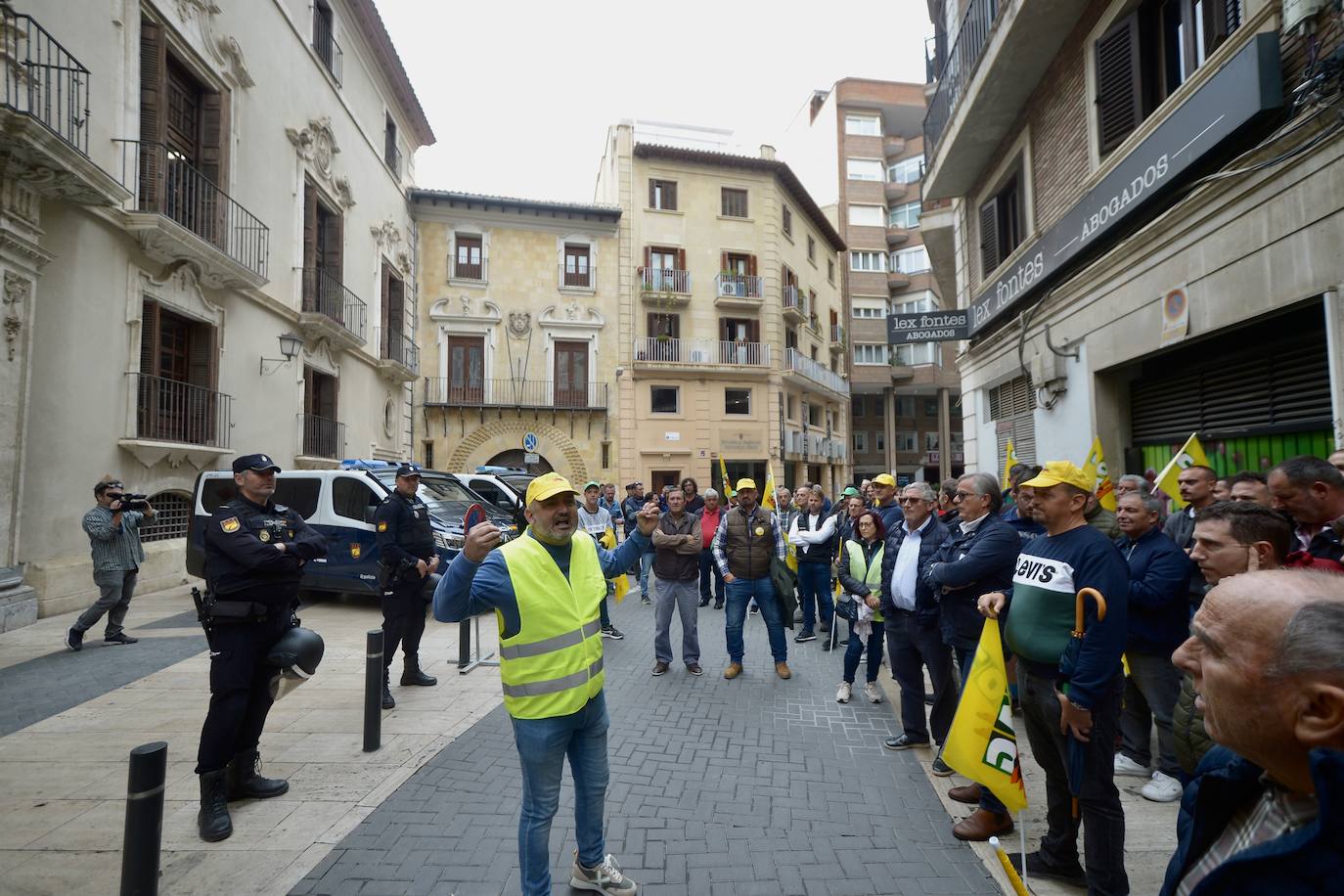 La protesta de agricultores y ganaderos de las zonas de secano ante la Delegación del Gobierno, en imágenes