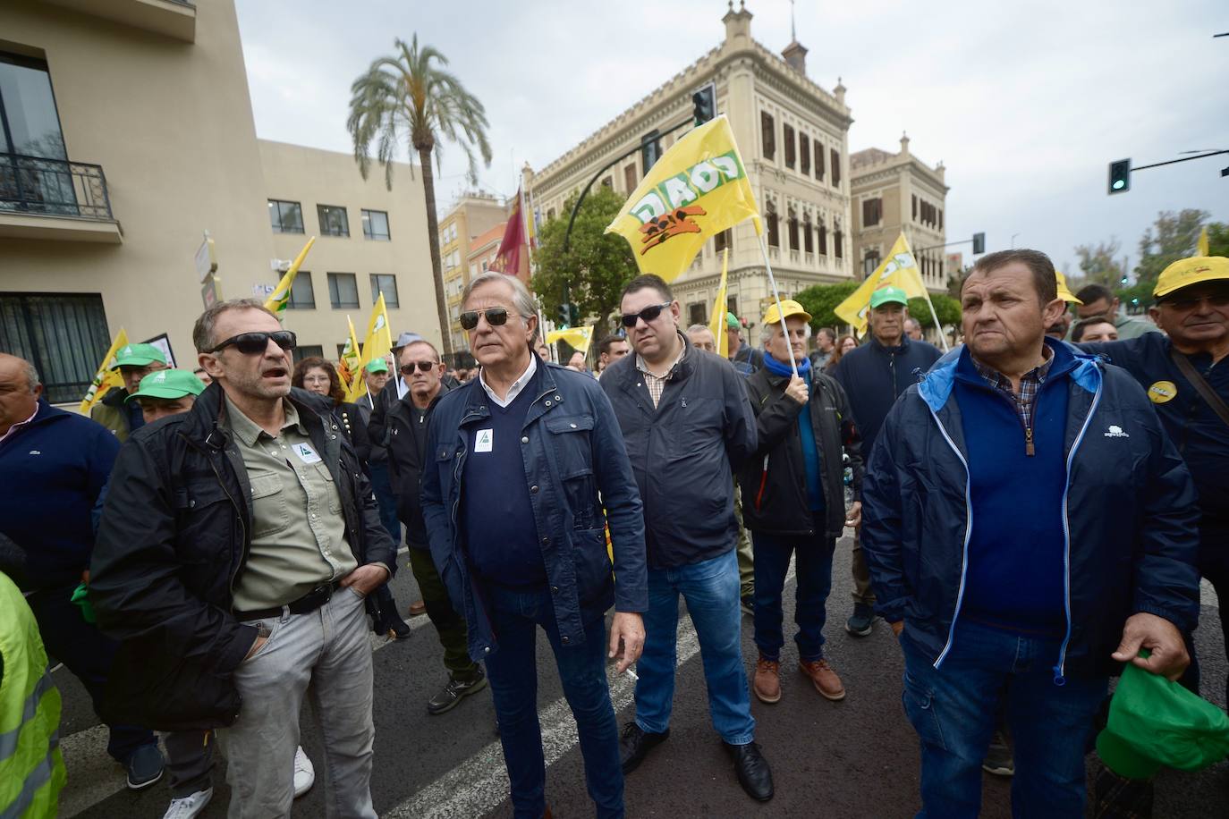 La protesta de agricultores y ganaderos de las zonas de secano ante la Delegación del Gobierno, en imágenes