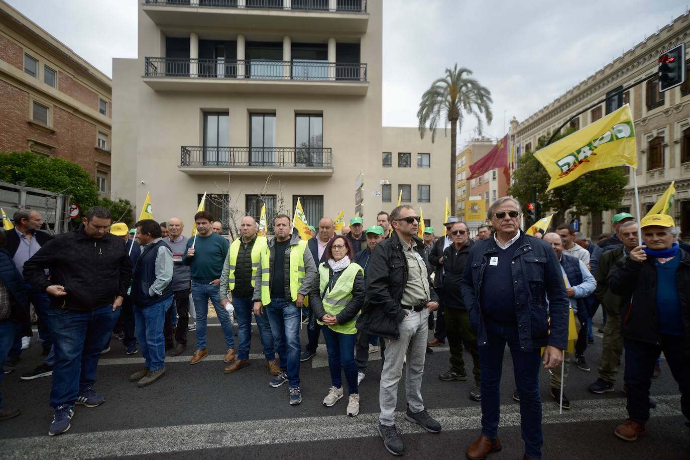 La protesta de agricultores y ganaderos de las zonas de secano ante la Delegación del Gobierno, en imágenes