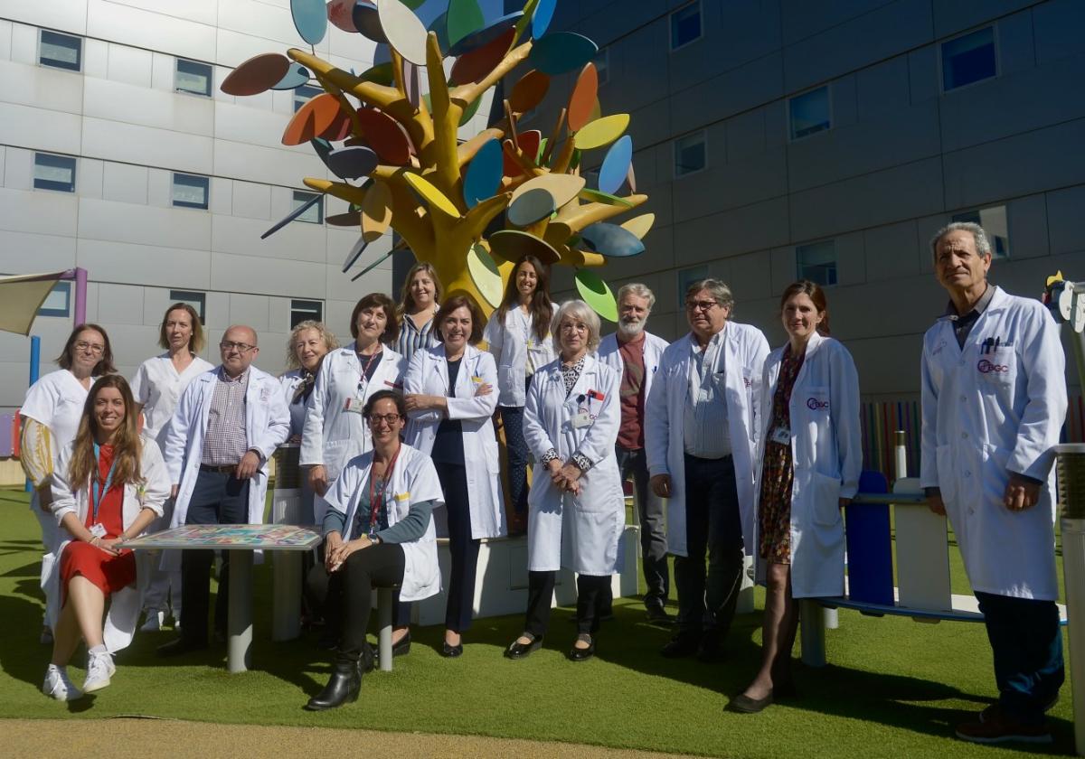 Algunos de los genetistas de la Región de Murcia: Gloria Soler, Ana Teresa Serrano (sentada), María Jesús Juan, José María Egea, Inmaculada González, Ascensión Vera, María Ballesta (sentada), Mari Carmen Martínez, Encarna Guillén, María José Sánchez, Isabel López, Pablo Carbonell, Guillermo Glover, Liliana Galbis y Juan Antonio Bafalliu, en el hospital de La Arrixaca.