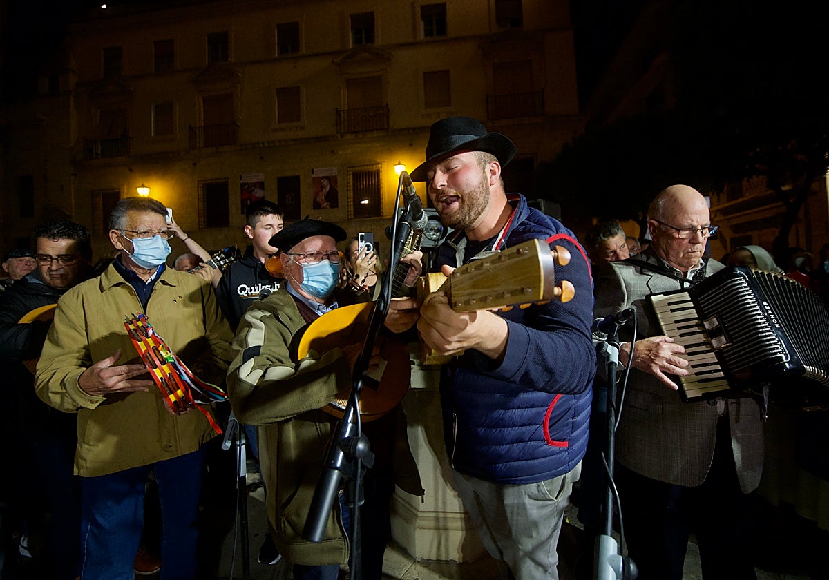 Uno de los grupos de peñas huertanas que cantan los mayos en una foto de archivo.