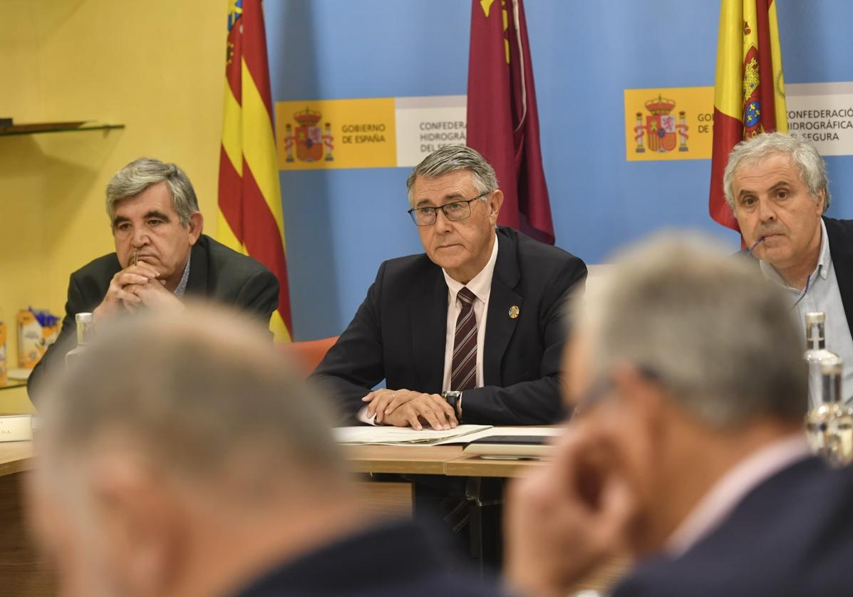 La reunión, este lunes, de los miembros de la Comision de la Sequía de la CHS.