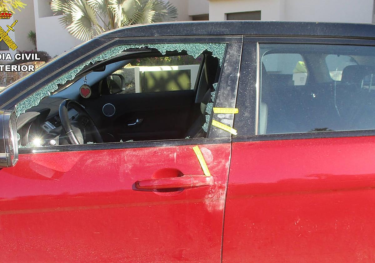 Un coche con la ventanilla rota.