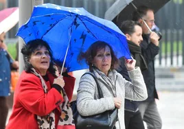 Dos mujeres de protegen de la lluvia con un paraguas en Murcia, en una imagen de archivo.