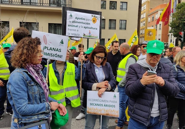 Protesta de agricultores y ganaderos de las zonas de secano, este lunes, ante la Delegación del Gobierno.