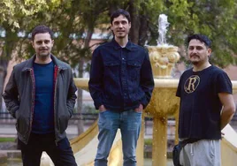 Adrián Albacete, Guille Fabregat y Aarón Díaz, componentes de Perro junto a Fran del Valle. En la imagen, en la plaza de los Patos de Vistabella.