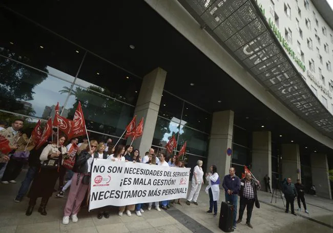 Professionals gather at the doors of the Reina Sofía, this Tuesday.