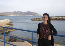 Ana Agustina Martínez Díaz posa en Isla Plana, con La Azohía al fondo.