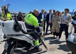 Un trabajador de la contrata muestra al alcalde el funcionamiento del llamado servicio 'motocaca'.