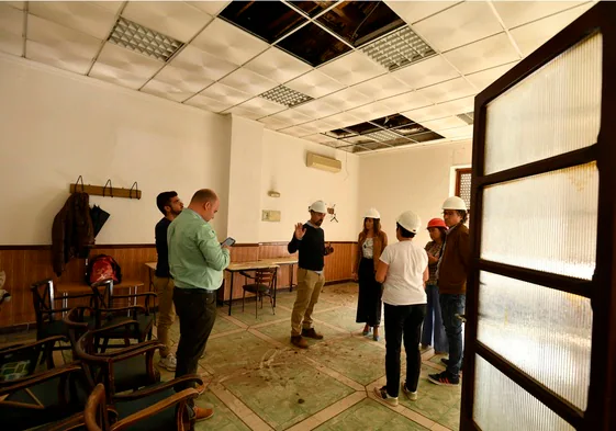 Visita técnica realizada por la responsable de Patrimonio del Ayuntamiento, Rebeca Pérez, al casino donde los técnicos le explicaron el estado del edificio.