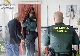 Dos agentes de la Guardia Civil junto al vecino de 92 años afectado por el incendio de su vivienda en Fortuna.