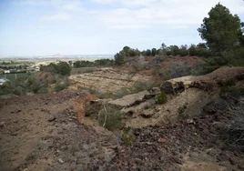 Balsa de residuos mineros en la zona de Marqués de Pejas, en Llano del Beal. Al fondo, el Mar Menor.