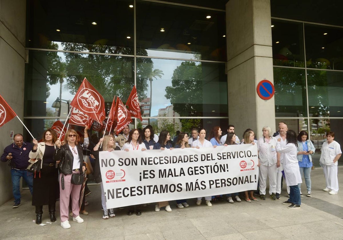 Profesionales se concentran a las puertas del Reina Sofía, este martes.