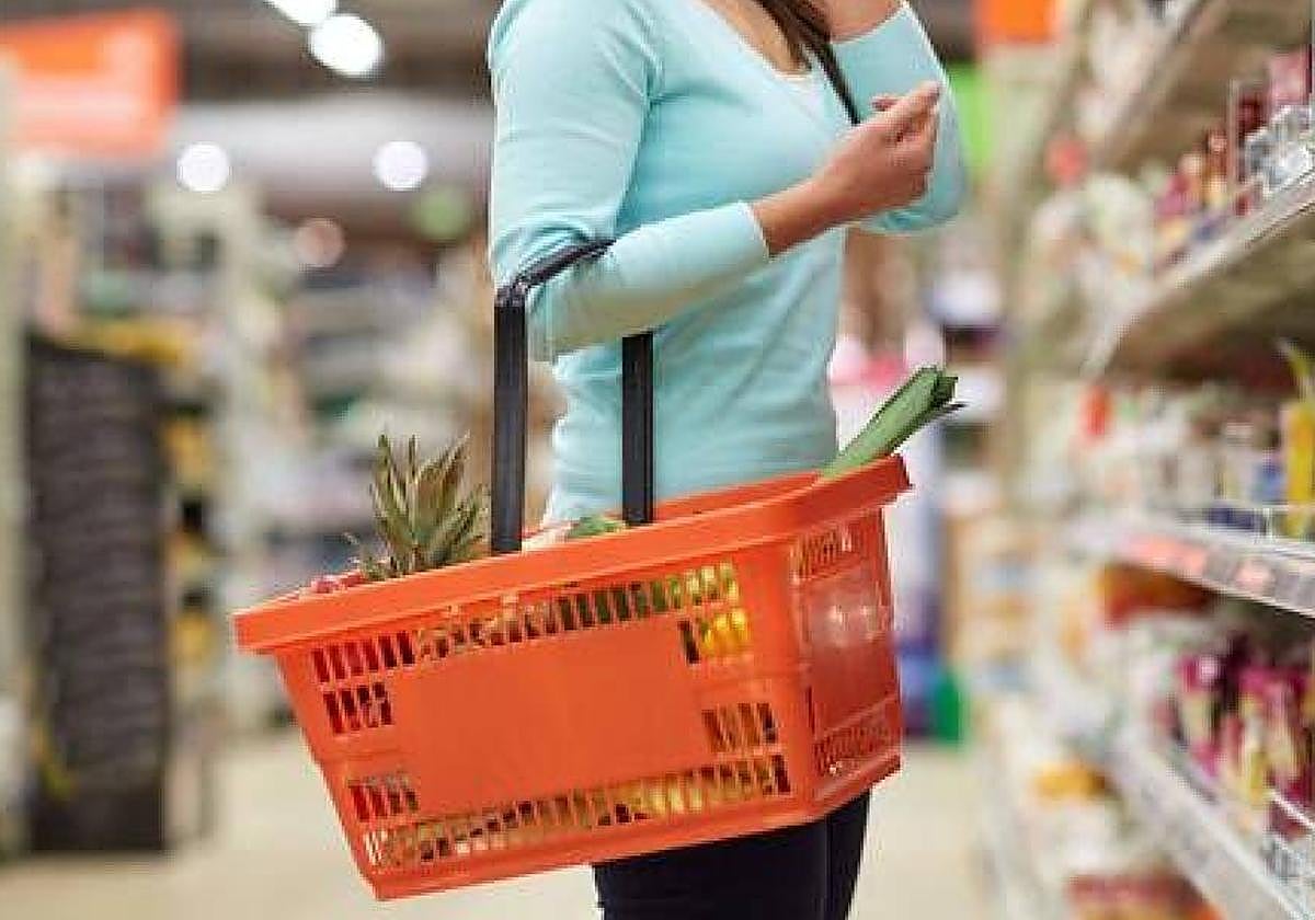 Una clienta en un supermercado.