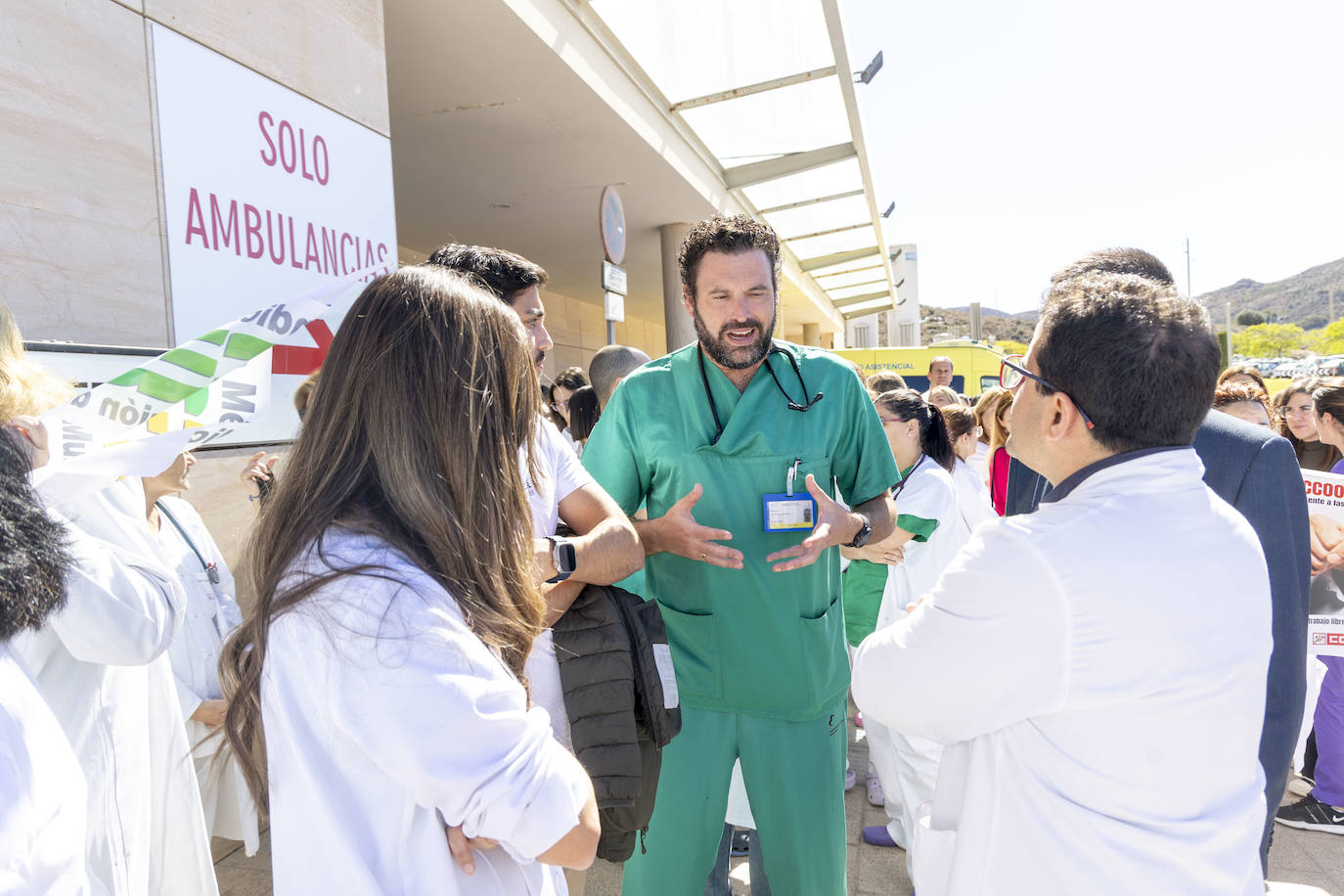 Protesta contra las agresiones a sanitarios en el Santa Lucía de Cartagena, en imágenes