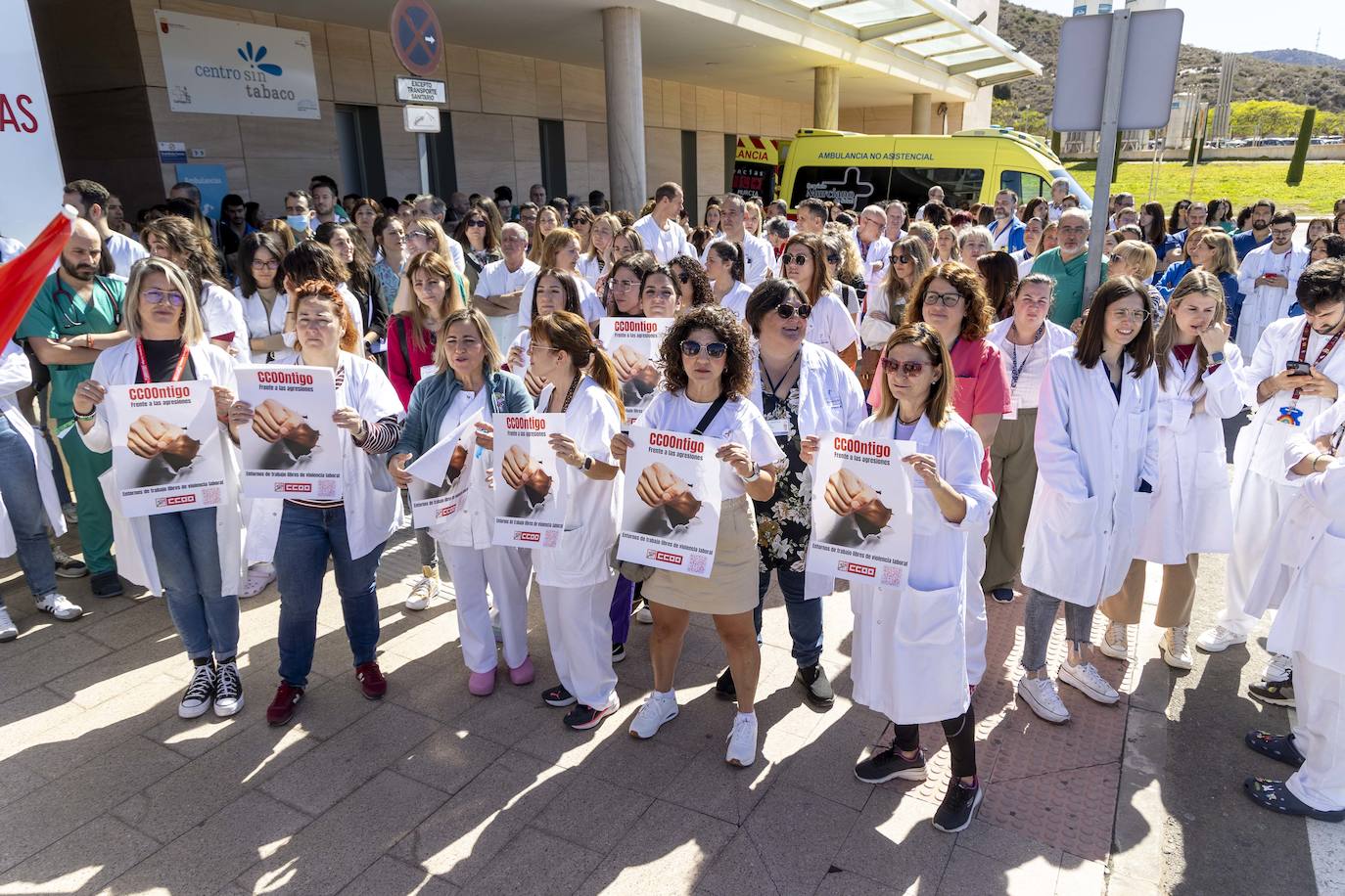 Protesta contra las agresiones a sanitarios en el Santa Lucía de Cartagena, en imágenes