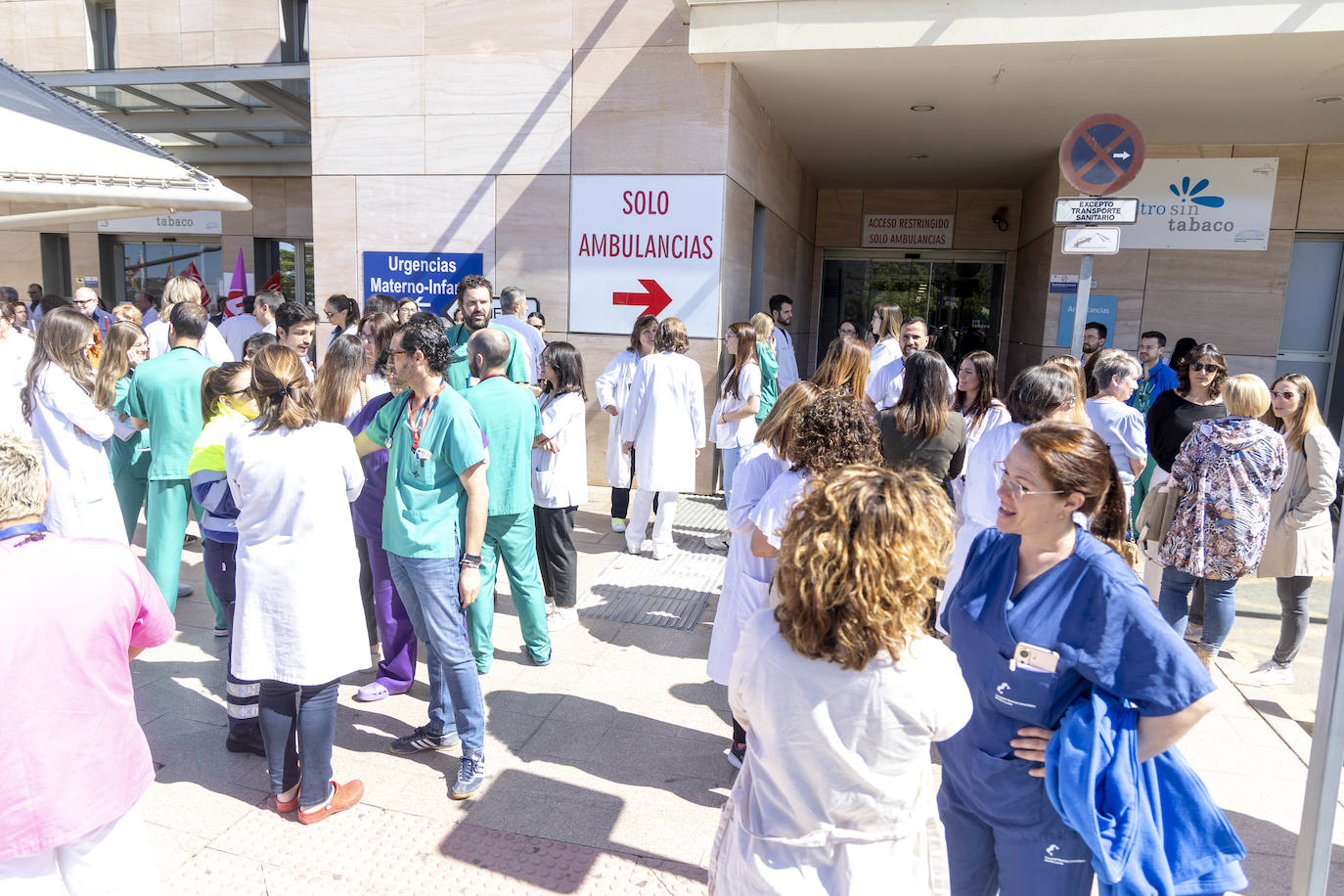 Protesta contra las agresiones a sanitarios en el Santa Lucía de Cartagena, en imágenes