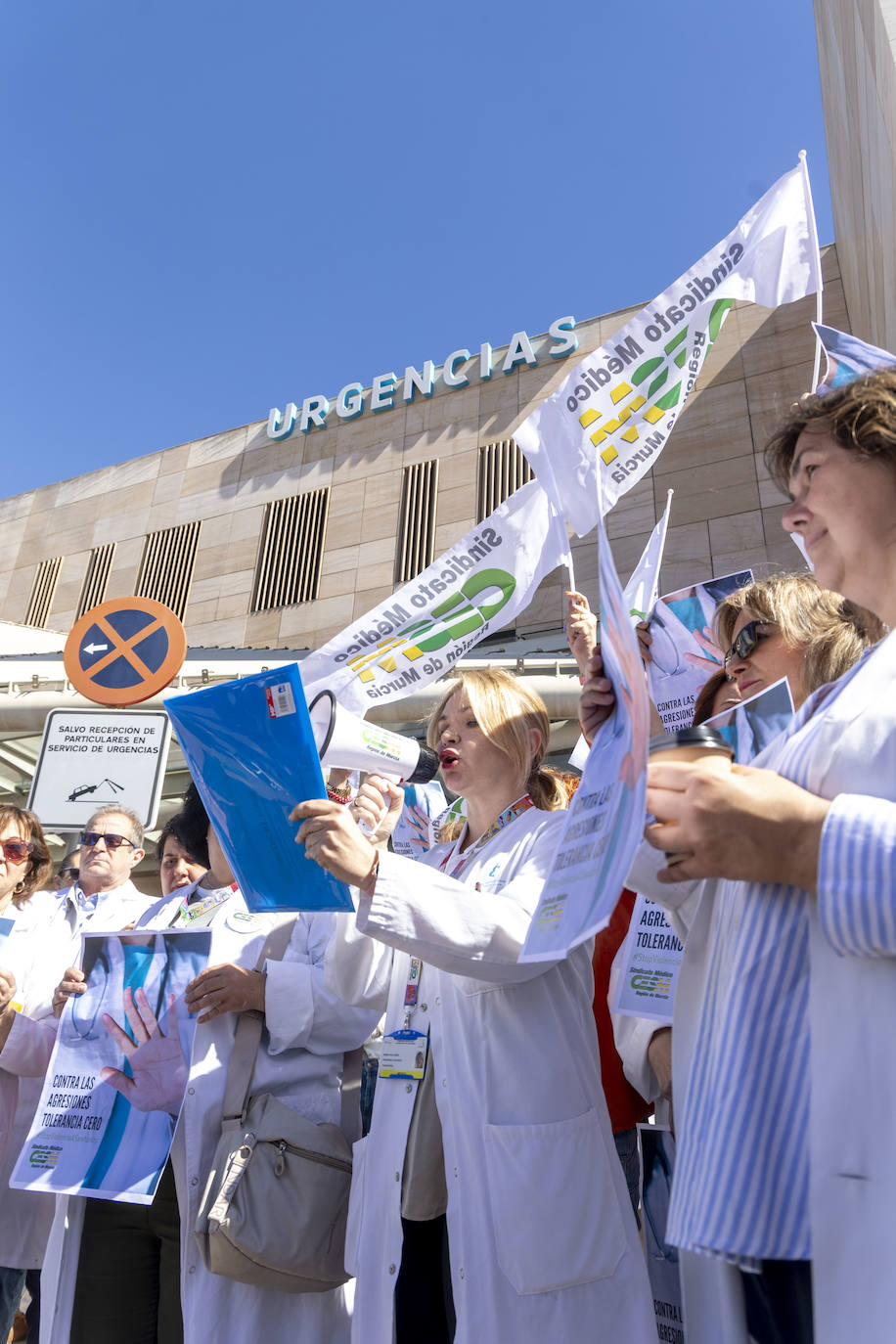 Protesta contra las agresiones a sanitarios en el Santa Lucía de Cartagena, en imágenes