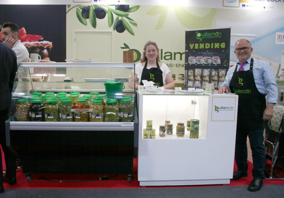 Alicia Bravo y Joaquín Guillamón, en el estand de Aceitunas y Encurtidos Guillamón en Salón Gourmets.