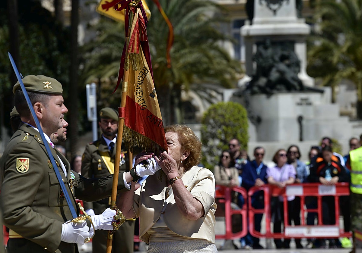 Una señora besa el Estandarte del RAAA 73 durante la jura de civiles.
