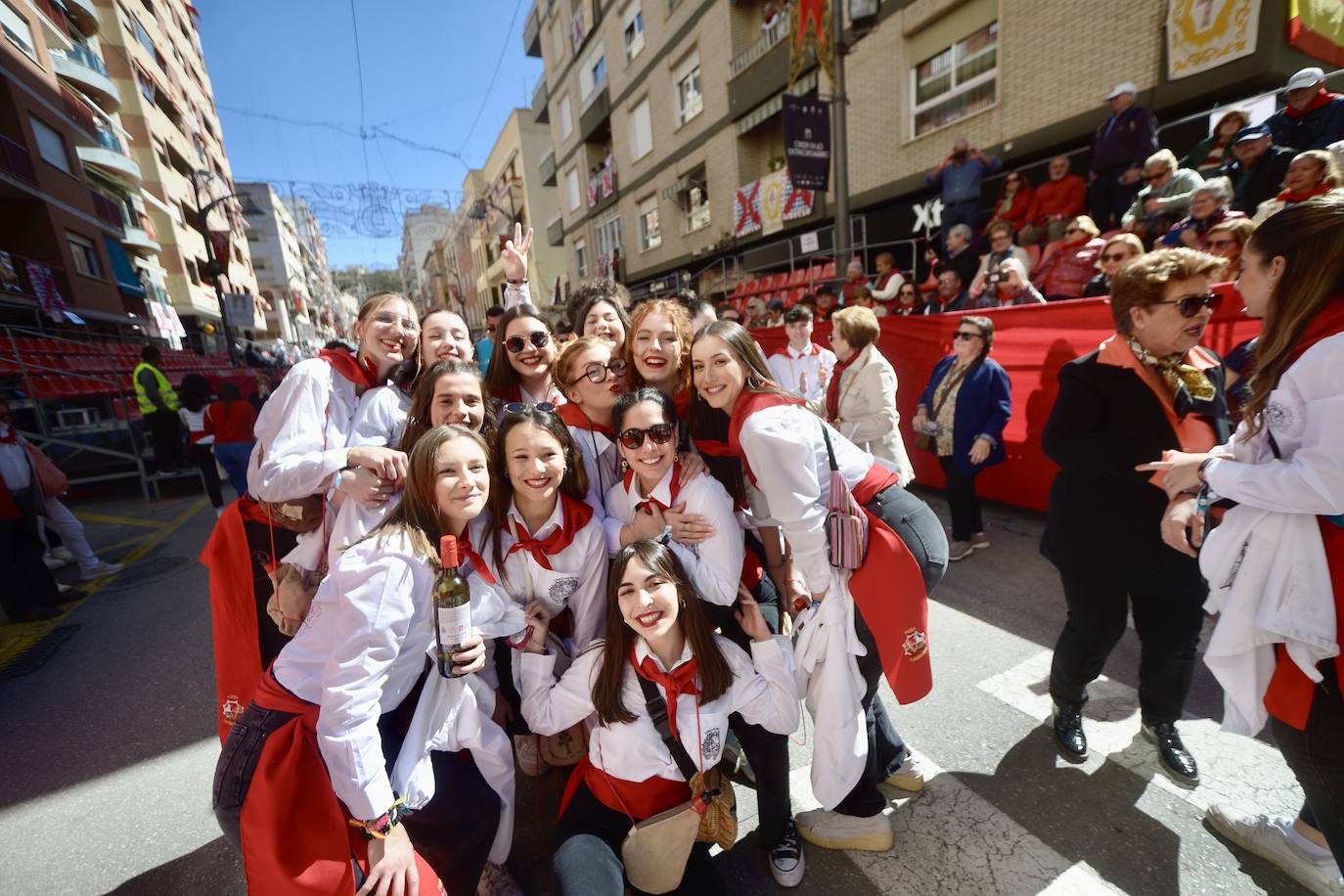 Las imágenes de la marea roja y blanca de los Caballos del Vino de Caravaca