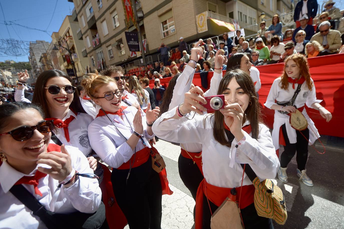 Las imágenes de la marea roja y blanca de los Caballos del Vino de Caravaca