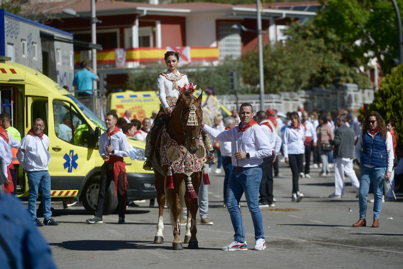 Las imágenes de la marea roja y blanca de los Caballos del Vino de Caravaca