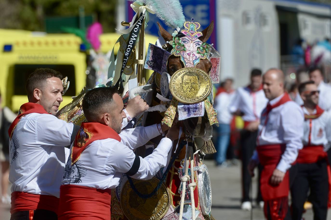 Las imágenes de la marea roja y blanca de los Caballos del Vino de Caravaca