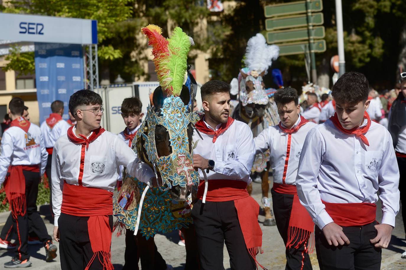 Las imágenes de la marea roja y blanca de los Caballos del Vino de Caravaca