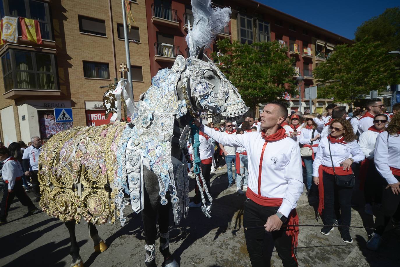 Las imágenes de la marea roja y blanca de los Caballos del Vino de Caravaca