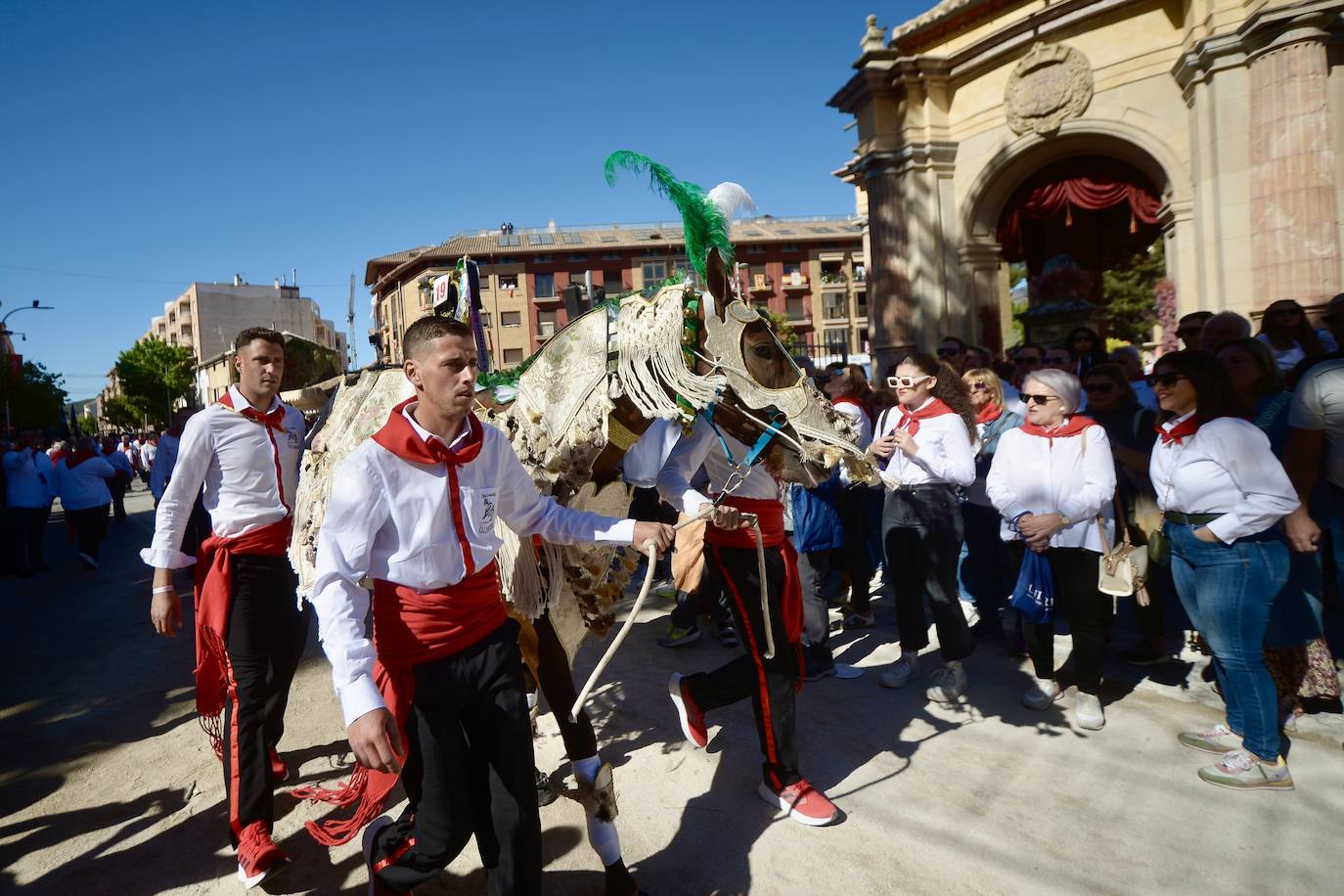 Las imágenes de la marea roja y blanca de los Caballos del Vino de Caravaca