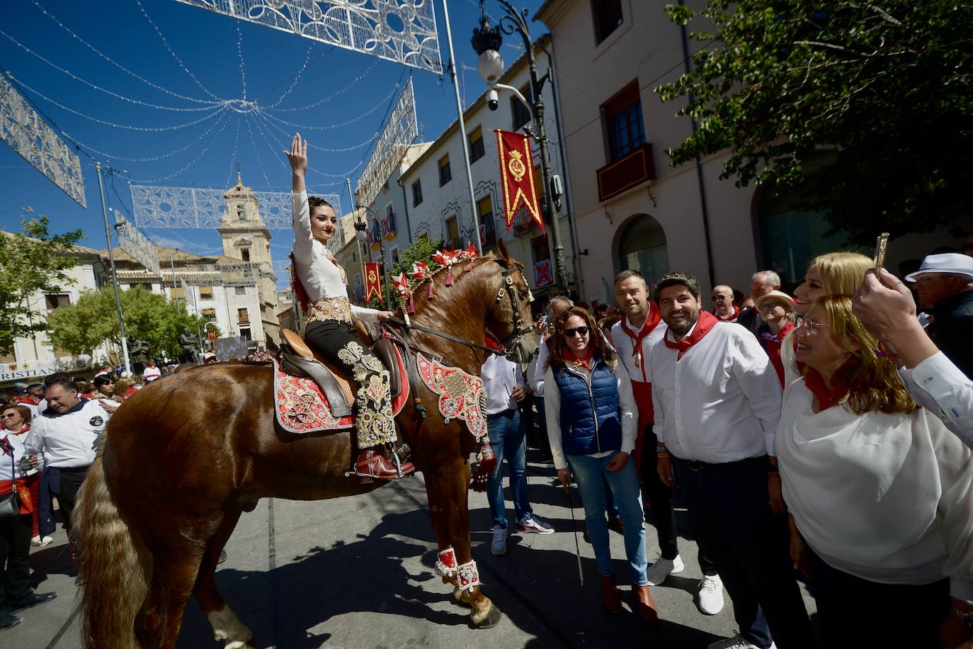 Las imágenes de la marea roja y blanca de los Caballos del Vino de Caravaca