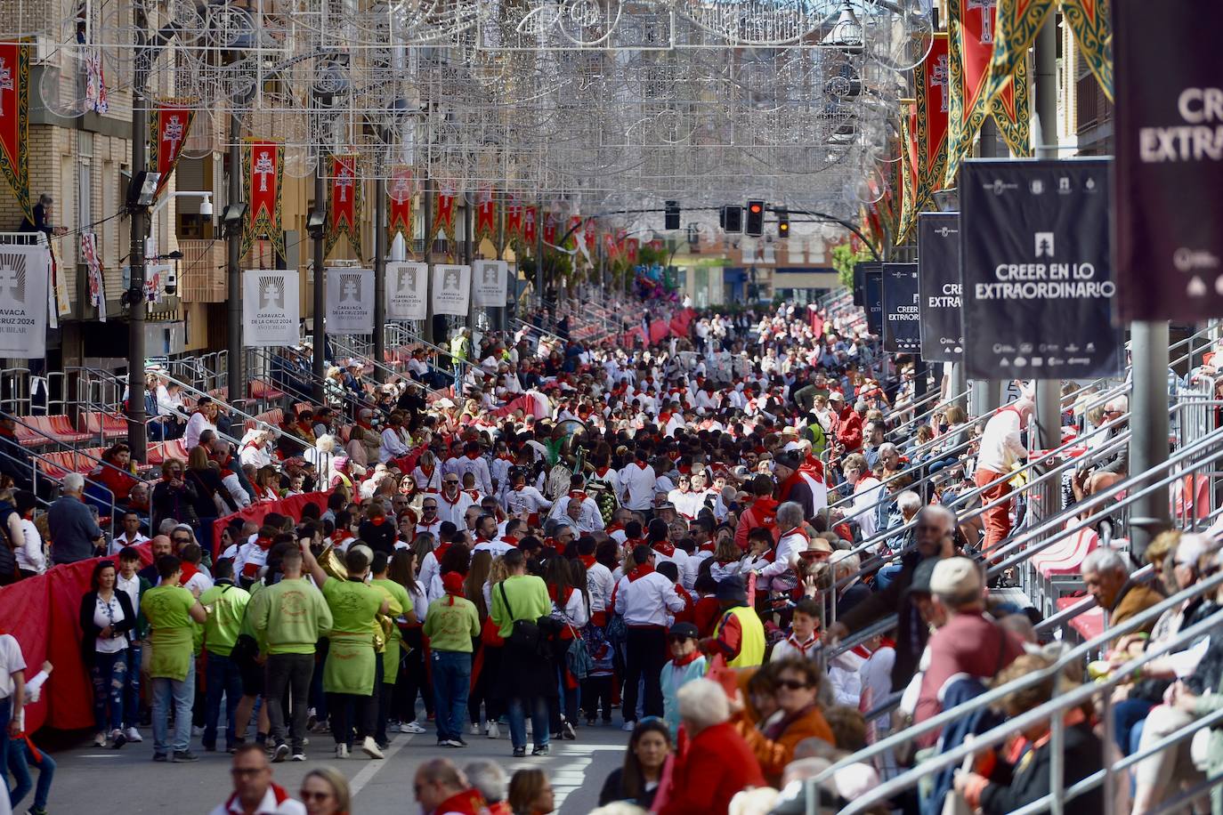Las imágenes de la marea roja y blanca de los Caballos del Vino de Caravaca