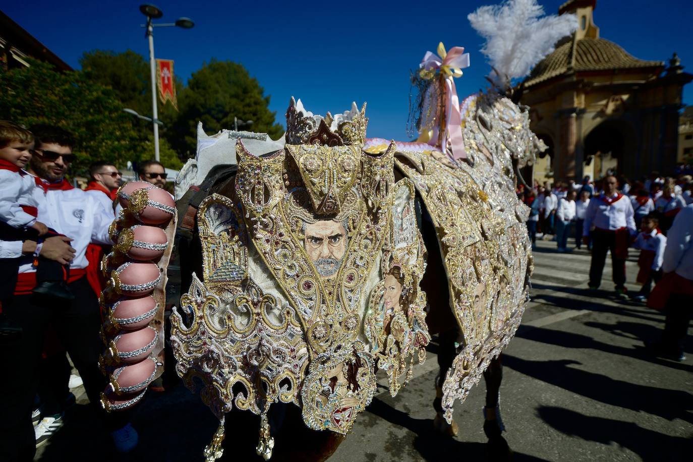 Las imágenes de la marea roja y blanca de los Caballos del Vino de Caravaca