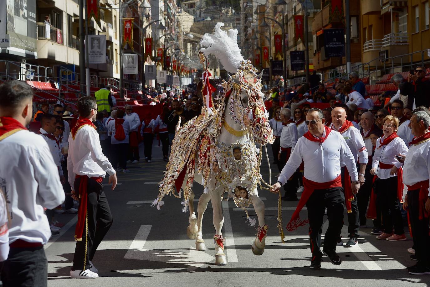 Las imágenes de la marea roja y blanca de los Caballos del Vino de Caravaca