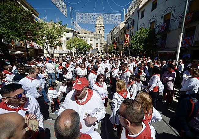Cientos de personas inundan las calles de Caravaca.