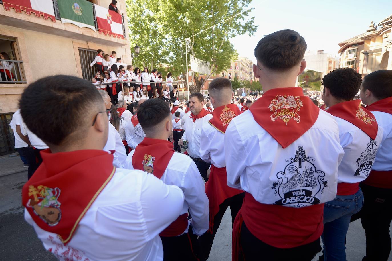 Las imágenes de la marea roja y blanca de los Caballos del Vino de Caravaca