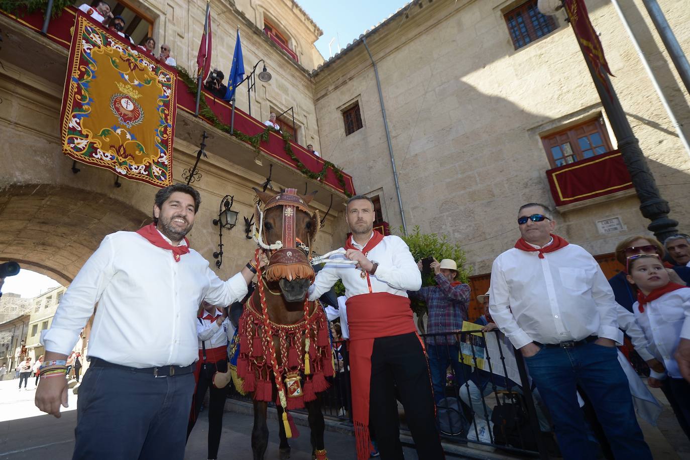 Las imágenes de la marea roja y blanca de los Caballos del Vino de Caravaca