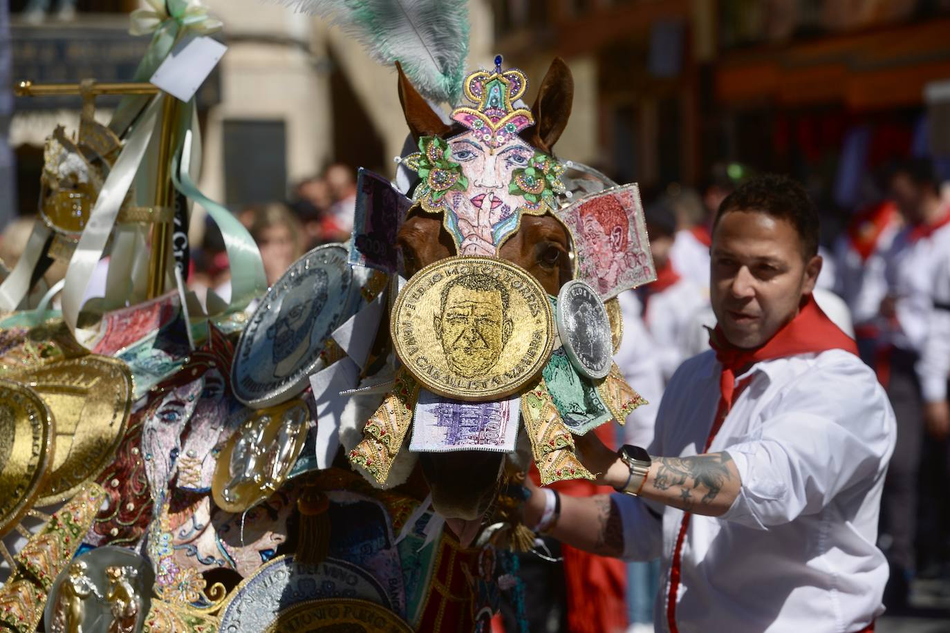 Las imágenes de la marea roja y blanca de los Caballos del Vino de Caravaca