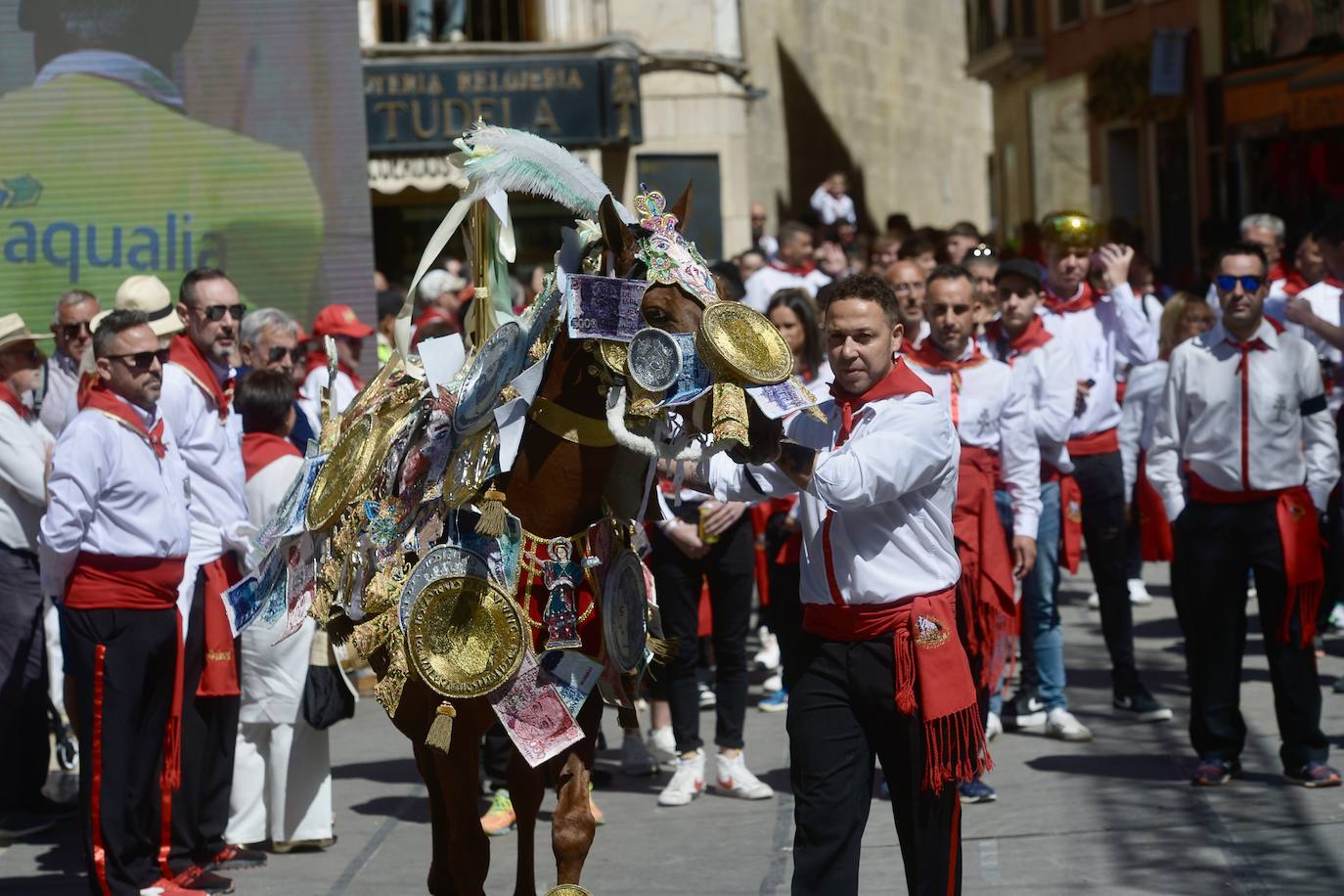 Las imágenes de la marea roja y blanca de los Caballos del Vino de Caravaca