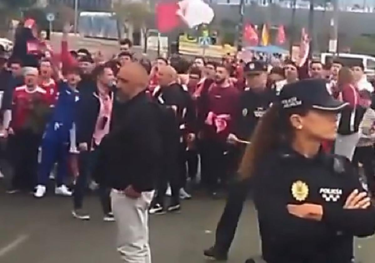 Grupos de aficionados, el pasado domingo, en el exterior del Enrique Roca.