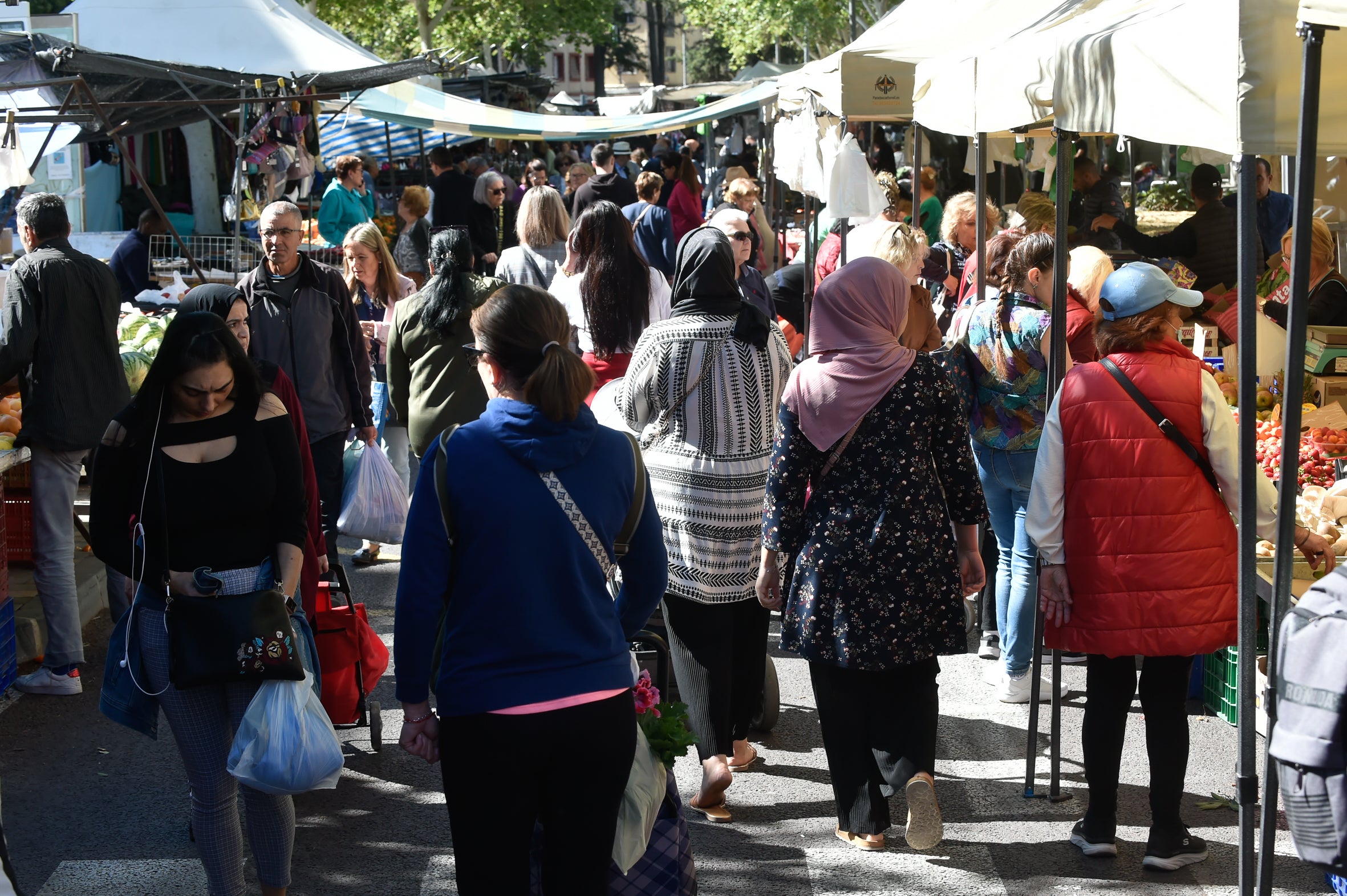 Clientes comprando en el mercadillo de La Fama, el pasado jueves, en Murcia.