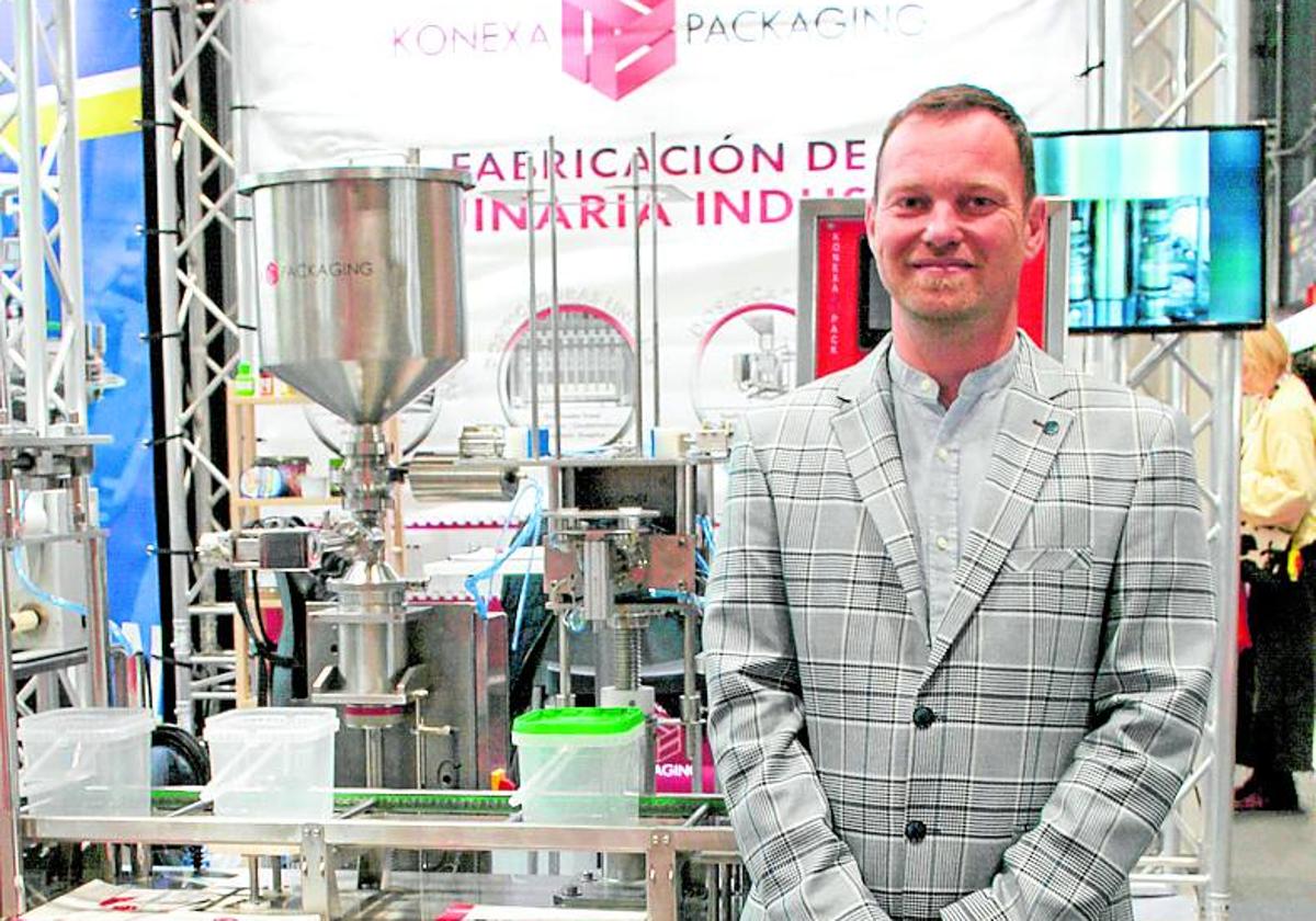 Santiago Conesa, segunda generación de Konexa Pack, en el estand.