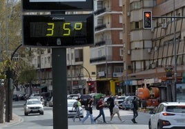 Un termómetro marca 35 grados en la ciudad de Murcia, el pasado mes de marzo.