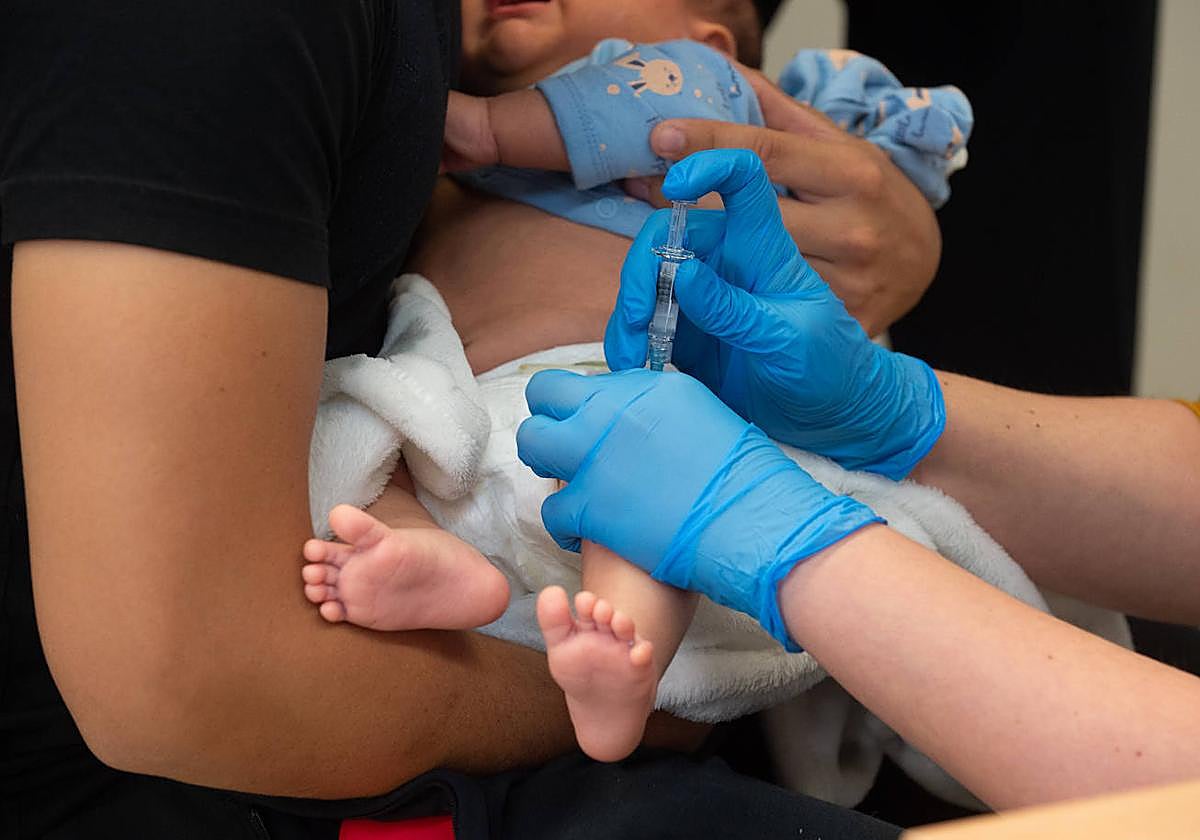 Una enfermera vacuna a un bebé este viernes en Murcia frente al neumococo.