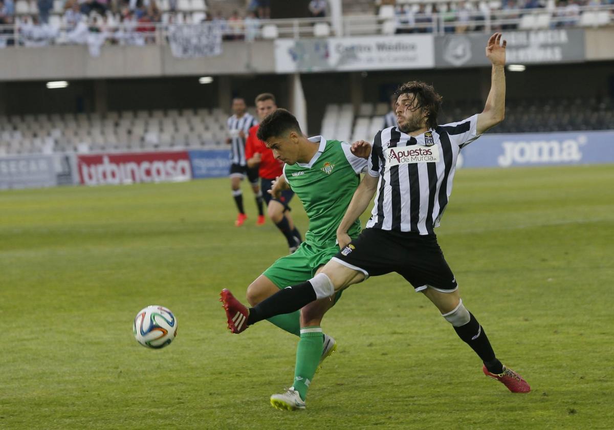 Un mal debut.Migue García intenta llegar a un balón, en el partido de hacenueve años ante el Betis B,saldado con derrota (0-2) y quedejaba al Cartagena muy cercadel descenso a Tercera División.