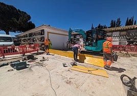 Varios obreros, ayer por la mañana, trabajando en el cementerio.