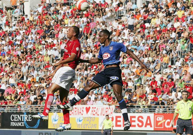 Baiano disputa un balón ante el Atlético en 2007.