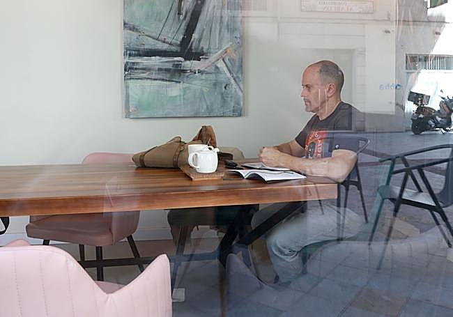 Ginés Sánchez, en la cafetería Verdementa.