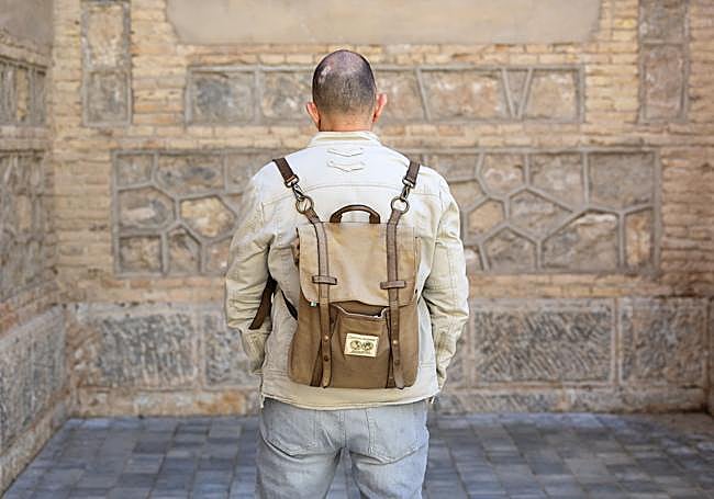 Ginés Sánchez, frente a los muros de la antigua Cárcel Vieja de Murcia.